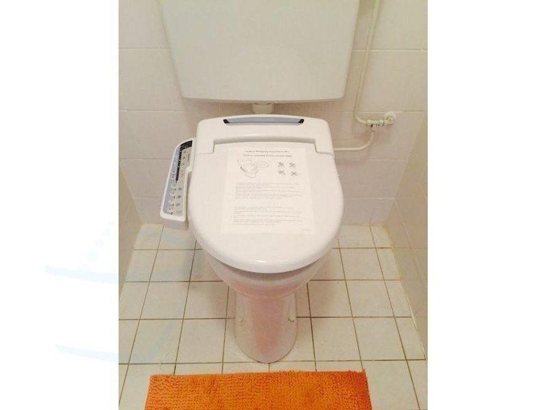 Blooming douche-wc op toilet