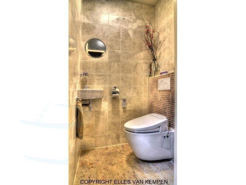 Toilet voor douche-wc